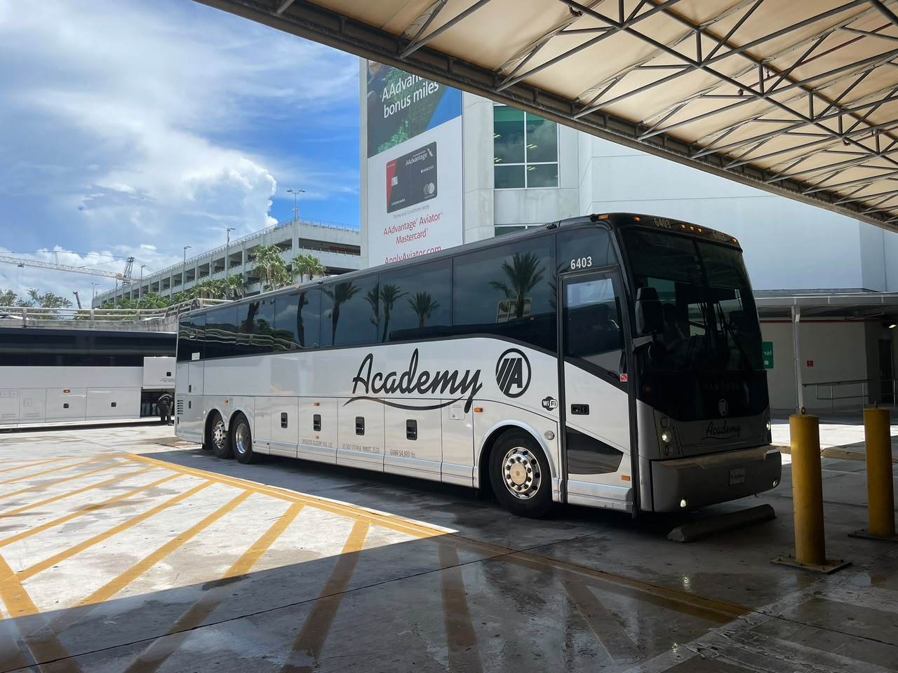 Bus de la delegación esperando en la terminal del aeropuerto de Miami