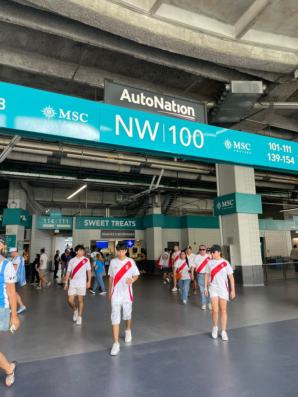 Hinchada peruana en el concourse del Hard Rock Stadium, ya dentro del recinto